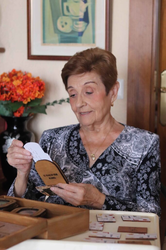 Mujer mayor, con el diseño personalizado emocional y que ayuda a mitigar el alzheimer